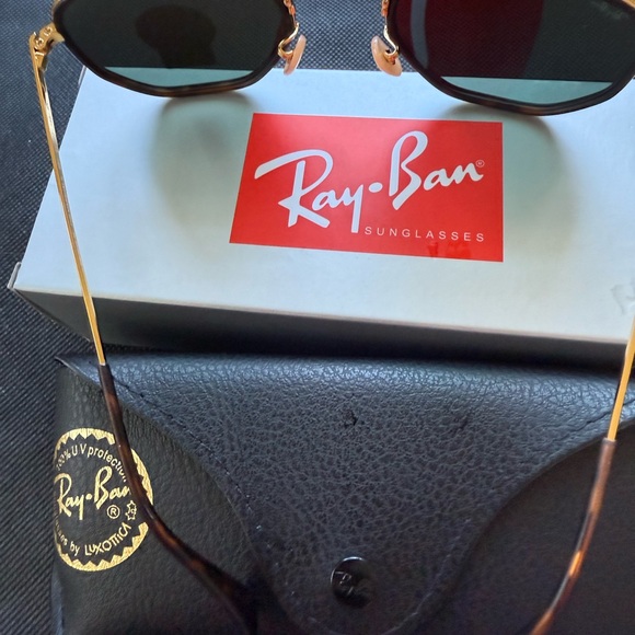 Ray-Ban Gold Frame Sunglasses with Black Case - Picture 3 of 5